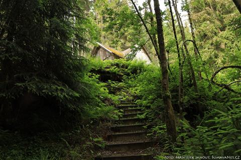 Schody stoupající strmým svahem k náhonu