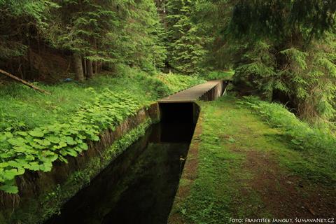 Akvadukt kterým náhon překlenuje roklinu