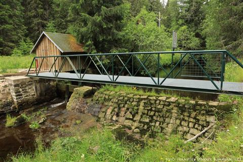 Jez a obslužná železná lávka přivaděče